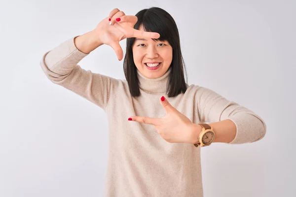 Jovem Mulher Chinesa Bonita Vestindo Camisola Gola Alta Sobre Fundo — Fotografia de Stock