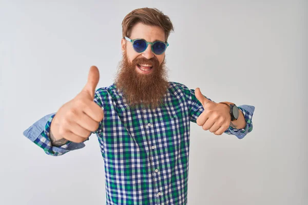 Joven Pelirrojo Irlandés Con Camisa Casual Gafas Sol Sobre Fondo —  Fotos de Stock