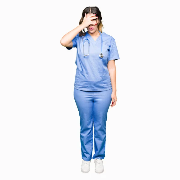 Unga Vuxna Läkare Kvinna Bär Medicinsk Uniform Kikar Chock Som — Stockfoto