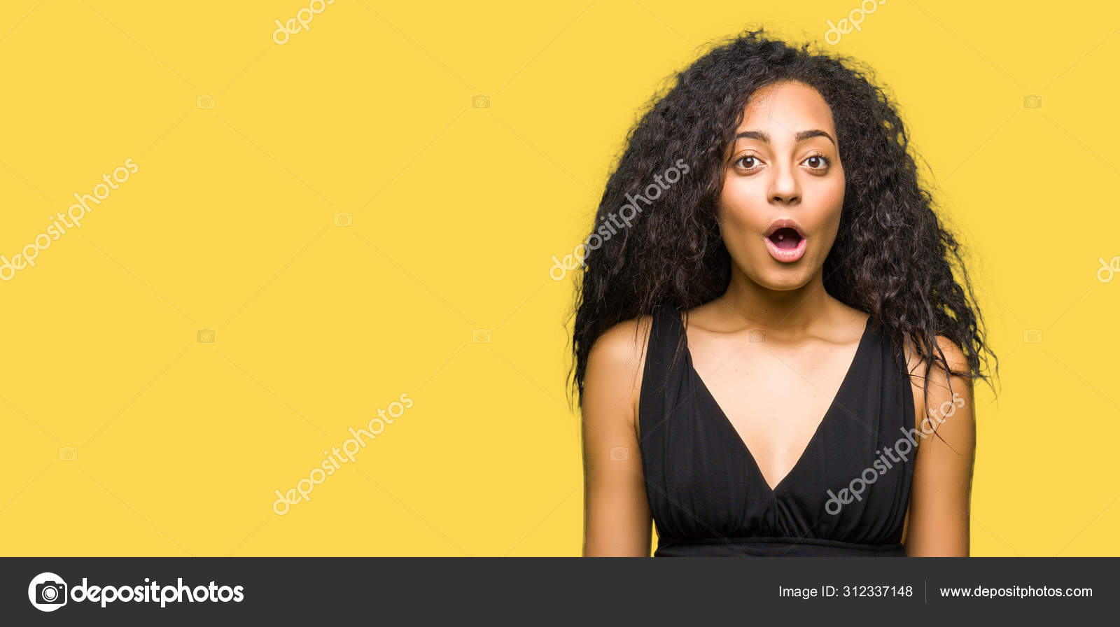 Meninas bonitas esticando o cabelo e olhando para a câmera