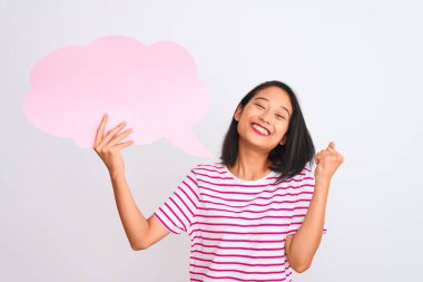 Genç Çinli kadın bulutlu konuşma baloncuğu tutuyor beyaz arka planda duruyor gururla bağırıyor ve zaferi ve başarıyı kutluyor çok heyecanlı, coşkulu bir duygu.