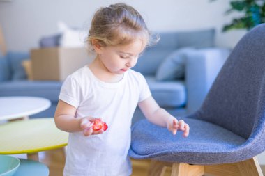 Çilek yiyen güzel yürümeye başlayan çocuk kız