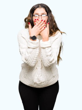 Hata için ellerle ağız kapsayan şok gözlüklü genç güzel kadın. Gizli kavramı.