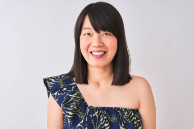 Yazlık çiçekli tişört giyen genç, güzel Çinli bir kadın izole edilmiş beyaz bir arka plan, mutlu bir yüz, kendine güvenen bir gülümseme ve dişlerini gösteren bir gülümseme.