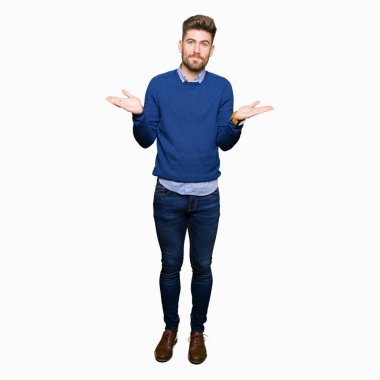 Genç yakışıklı bussines clueless ve şaşkın bir ifadeyle kollar ve eller kaldırdı dostum. Şüphe kavramı.