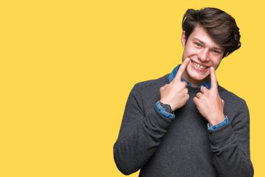 Genç yakışıklı zarif adam izole üzerinde arka plan gülen açık ağız ile parmak işaret ve neşeli gülümseme zorlamadan