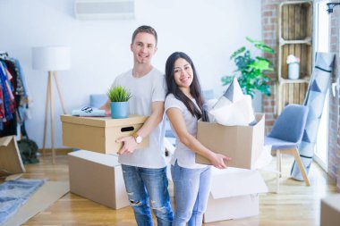 mutlu genç bir çift yeni evine taşınıyor