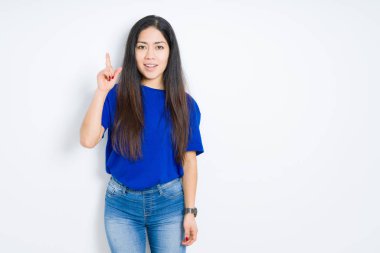 Başarılı fikirle parmağı yukarıyı izole arka plan güzel esmer kadın. Çıktıktan ve mutlu. Bir numara.