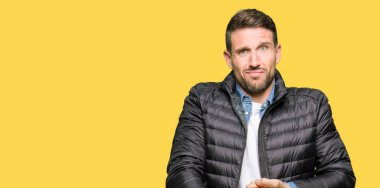 Yakışıklı adam acele işaretleme izlemek için zaman, sabırsızlık, üzgün ve kızgın son tarih gecikme için kış palto giyiyor