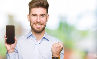 Genç yakışıklı adam iş akıllı telefon ekranı gururla çığlık gösteren ve zafer ve başarı çok heyecanlı kutluyor, duygu tezahürat