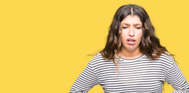 Genç güzel kadın karın üzerinde el ile çizgili kazak giyen çünkü hazımsızlık, ağrılı hastalık kötü hissediyorum. Ağrı kavramı.