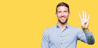 Gösterilen ve parmakları ile işaret mavi gözlü yakışıklı iş adamı kendinden emin ve mutlu gülümseyerek süre dört numara.