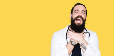 Doktor tıbbi ceket ve stetoskop bağırarak uzun saçlı ve çünkü boğmak acı kendi ellerimle öldürürüm. Sağlık sorunu. Yaralarından ve intihar kavramı.