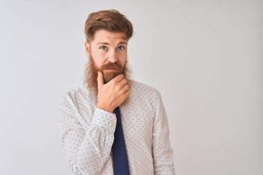 Genç kızıl saçlı İrlandalı işadamı izole edilmiş beyaz arka planda duruyor kameraya kendinden emin bir şekilde bakıyor kollarını kavuşturmuş ve çenesini kaldırmış gülümsüyor. Olumlu düşünüyorum..