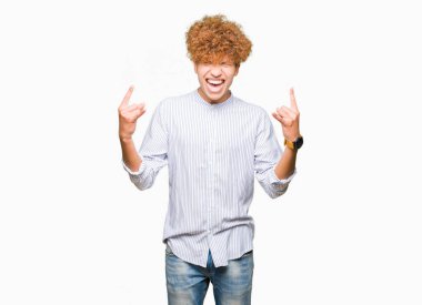 Afro saçlı genç yakışıklı iş adamı zarif gömlek giyen elleri yukarı ile rock sembolü yapıyor deli ifade ile bağırıyor. Müzik yıldızı. Ağır konsept.