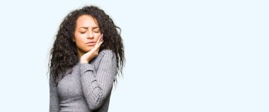 Diş ağrısı veya dişlerde dişlerle ilgili hastalık nedeniyle ağız acı ifadesi ile el ile dokunmak kıvırcık saçlı Genç güzel kız. Diş hekimi kavramı.