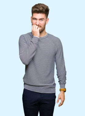 Genç yakışıklı adam stresli ve gergin ile çizgili süveter giyen tırnak ısırma dudaklarından eller. Anksiyete sorunu.