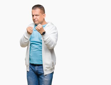 Orta yaş Arap adam giyen kazak izole arka plan üzerinde yumruk savunma hareketi, kızgın ve üzgün yüz, sorunu korkuyor ile savaşmaya hazır