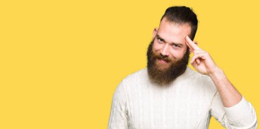 Bir parmak, harika bir fikir ile baş gösteren gülümseyen ya da düşünce kış kazak giyen genç hipster adam, iyi hafıza