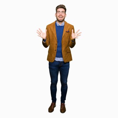 Genç yakışıklı iş adamı deli ve silah ile başarı için hayran kutluyor gözlük takan kaldırdı ve açık gözleri çığlık heyecanlı. Kazanan kavramı