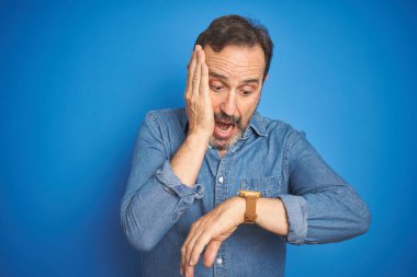 Yakışıklı, orta yaşlı, gri saçlı, mavi geçmişi olan, geç kalmaktan korkan yaşlı bir adam.