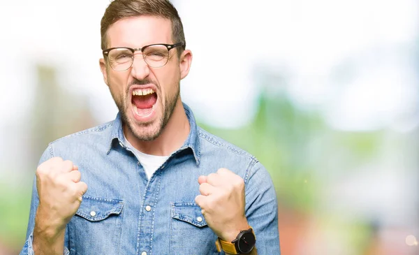 Bonito Homem Usando Óculos Muito Feliz Animado Fazendo Gesto Vencedor — Fotografia de Stock