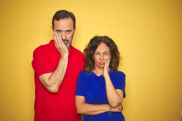 Belo Casal Meia Idade Juntos Sobre Fundo Amarelo Isolado Pensando — Fotografia de Stock