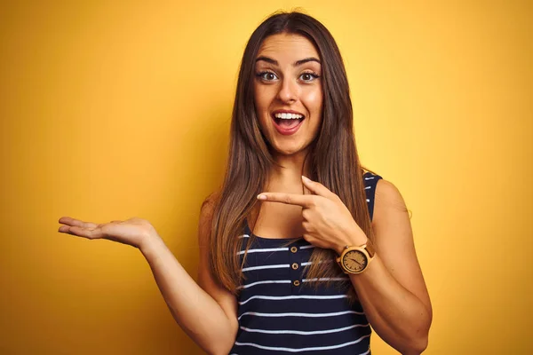 Jovem Mulher Bonita Vestindo Camiseta Listrada Sobre Fundo Amarelo Isolado — Fotografia de Stock