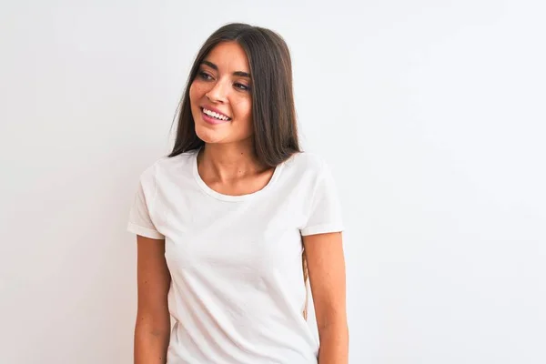 年轻美丽的女人穿着休闲T恤站在孤立的白色背景上 面带微笑 表情自然 笑自信 — 图库照片