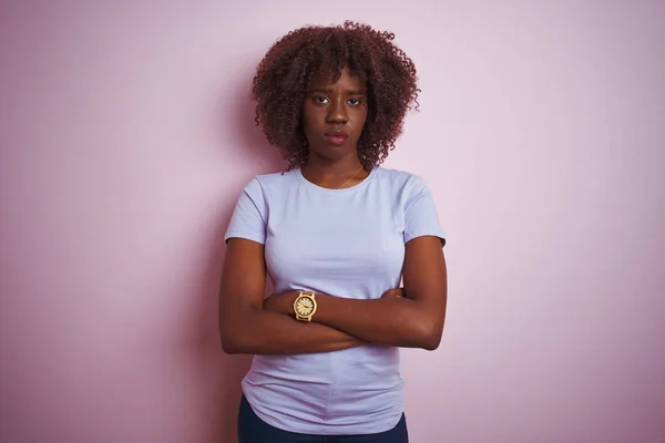 Jonge Afrikaanse Vrouw Met Een Shirt Een Geïsoleerde Roze Achtergrond — Stockfoto