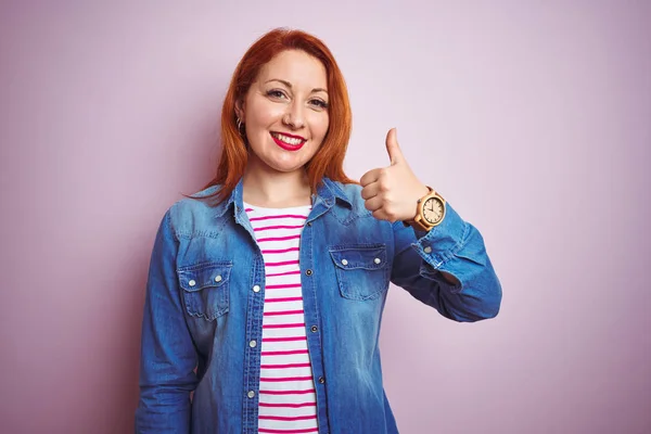 Schöne Rothaarige Frau Die Jeanshemd Und Gestreiftes Shirt Über Isoliertem — Stockfoto