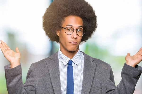 Joven Hombre Negocios Afroamericano Con Pelo Afro Usando Gafas Expresión —  Fotos de Stock