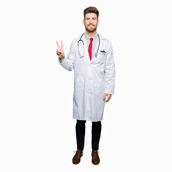 Giovane Bell Uomo Medico Che Indossa Cappotto Medico Mostrando Indicando — Foto Stock