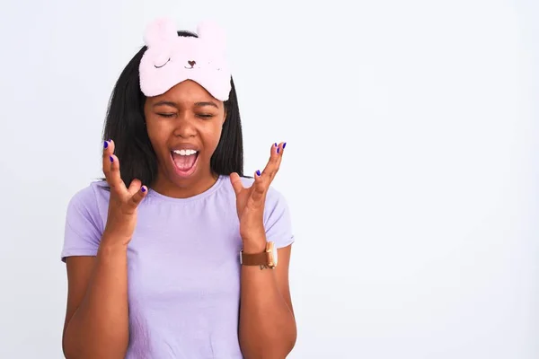 Jovem Afro Americana Vestindo Máscara Dormir Sobre Fundo Isolado Celebrando — Fotografia de Stock