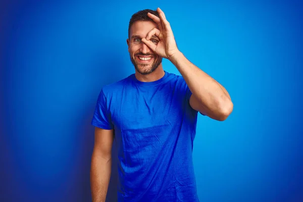 Jeune Bel Homme Portant Shirt Décontracté Sur Fond Bleu Isolé — Photo