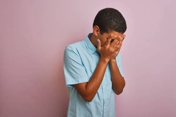 Ung Stilig Arabisk Man Bär Blå Skjorta Stående Över Isolerad — Stockfoto