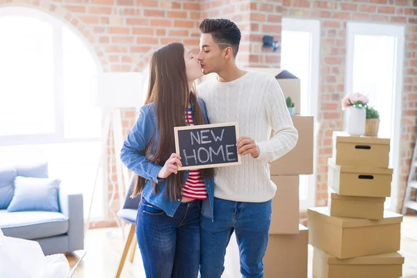 Joven Hermosa Pareja Asiática Sonriendo Feliz Celebración Pizarra Con Nuevo — Foto de Stock