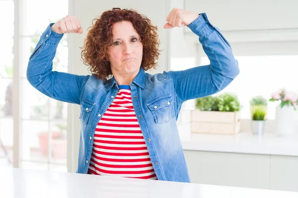 Mujer Mayor Mediana Edad Con Pelo Rizado Usando Chaqueta Mezclilla —  Fotos de Stock