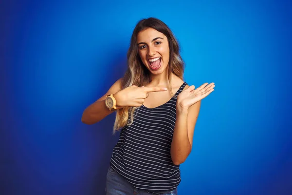 Młoda Piękna Kobieta Paski Shirt Niebieskim Odizolowanym Tle Zdumiony Uśmiechnięty — Zdjęcie stockowe