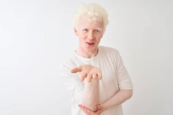 Ung Albino Blond Man Bär Casual Shirt Stående Över Isolerad — Stockfoto