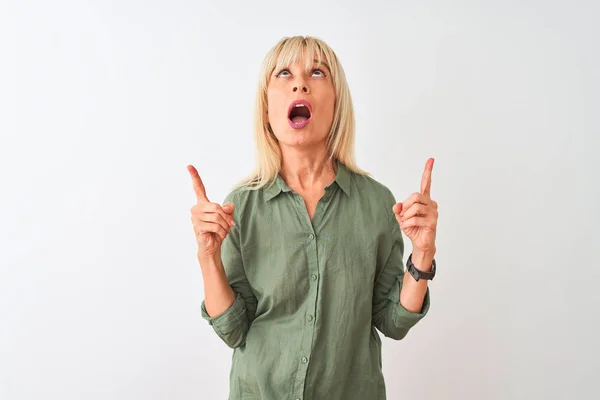 Donna Mezza Età Indossando Camicia Casual Verde Piedi Sopra Isolato — Foto Stock