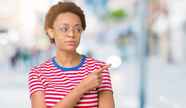 Vackra Unga Afroamerikanska Kvinnan Bär Glasögon Över Isolerade Bakgrund Pekar — Stockfoto