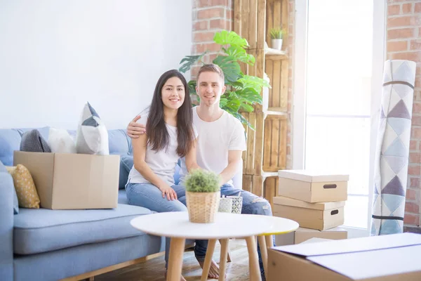 Jovem Casal Bonito Sentado Sofá Beber Café Nova Casa Torno — Fotografia de Stock