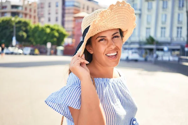 Jovem Mulher Bonita Sorrindo Feliz Andando Nas Ruas Cidade Dia — Fotografia de Stock