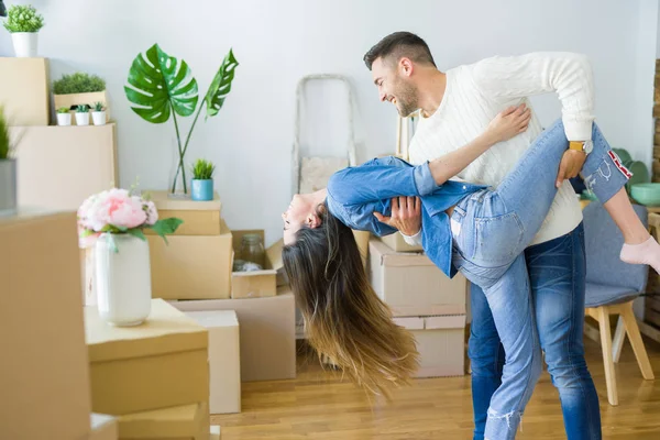 Vackra Unga Paret Flyttar Till Ett Nytt Hem Dansa Kärlek — Stockfoto