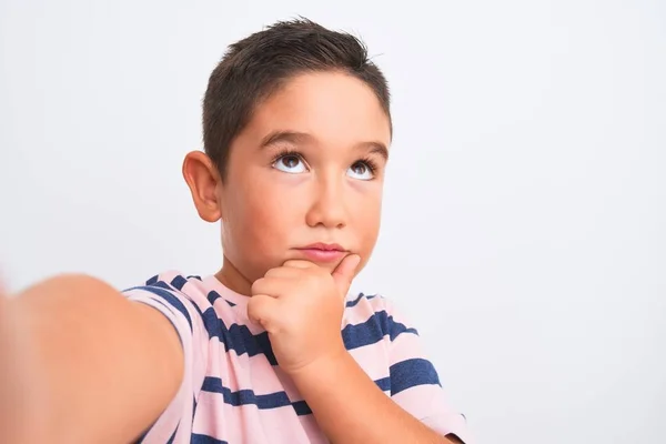 Hermoso Niño Con Camiseta Rayas Casuales Hacer Selfie Sobre Fondo — Foto de Stock