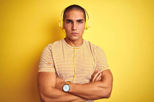 Homem Bonito Jovem Usando Fones Ouvido Sobre Fundo Isolado Amarelo — Fotografia de Stock