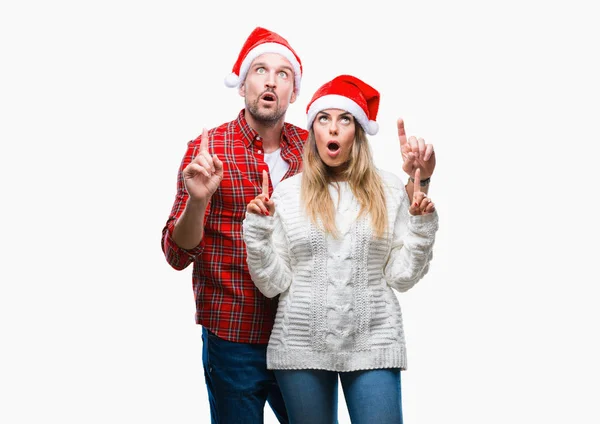 Noel Şapka Izole Arka Plan Üzerinde Aşık Genç Çift Hayrete — Stok fotoğraf