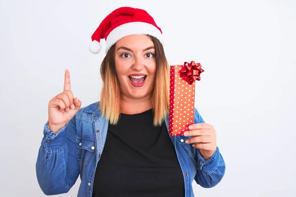 Vacker Kvinna Bär Jul Santa Hatt Innehav Gåva Över Isolerad — Stockfoto