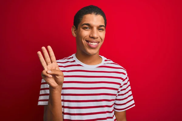 Ung Stilig Arabisk Man Bär Randig Shirt Över Isolerad Röd — Stockfoto